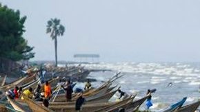 Un equipo de la aldea de Kaweibanda de aquel país viajó por mar para disputar un partido amistoso.