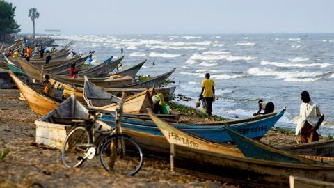 Un equipo de la aldea de Kaweibanda de aquel país viajó por mar para disputar un partido amistoso.