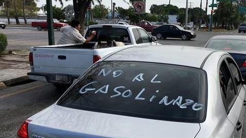 Miles de mexicanos se dan cita contra el "gasolinazo", el alza en precio al combustible para mexicanos. (Foto: EFE)