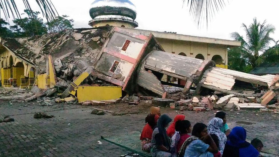 Al menos 24 muertos y unos 30 heridos tras fuerte terremoto en Indonesia