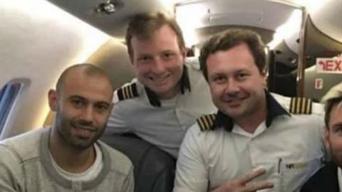 Messi y Mascherano en el avion del Chapecoense