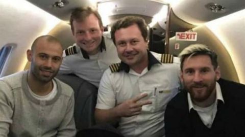 Messi y Mascherano en el avion del Chapecoense