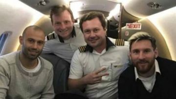 Messi y Mascherano en el avion del Chapecoense