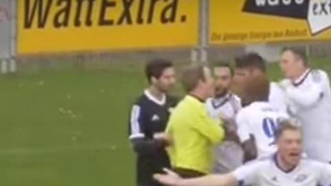 La polémica jugada entre el Bocholt y el SF Baumberg en la Oberliga.