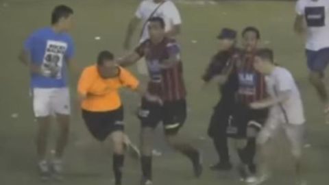 El árbitro Claudio Elichiri salvó la vida tras el ataque de una turba que invadió la cancha durante un partido en Argentina.