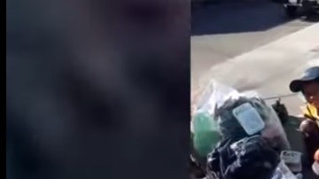 El menor busca algo qde comer.
