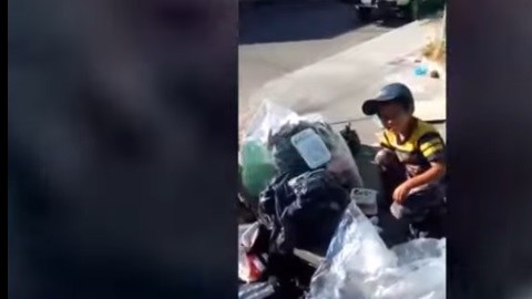 El menor busca algo qde comer.