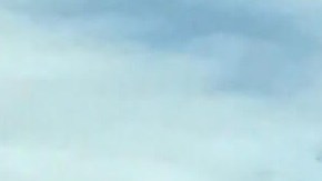 Un tráiler se volcó sobre las vías del tren en Pasadena.