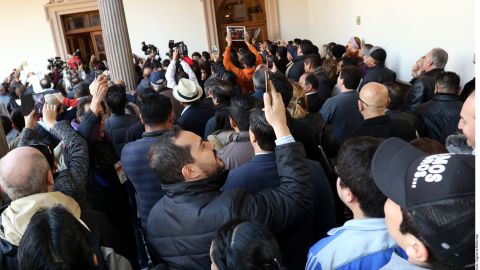 Protestan contra el gobernador por alza de impuestos.