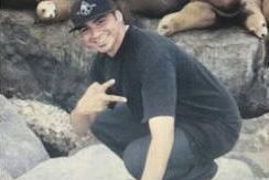 Se busca a un hombre y a dos mujeres en relación con la muerte del joven.