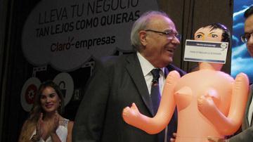 El ministro Luis Felipe Céspedes, recibe el obsequio, con el fin de estimular el crecimiento económico. Foto: EFE