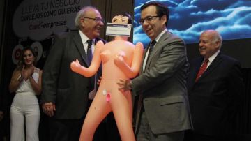El ministro Luis Felipe Céspedes, recibe el obsequio, con el fin de estimular el crecimiento económico. Foto: EFE