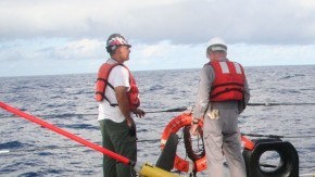 Científicos lanzan a las aguas un submarino no tripulado, similar al encontrado en China.