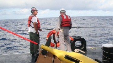 Científicos lanzan a las aguas un submarino no tripulado, similar al encontrado en China.