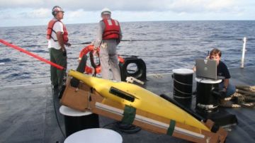 Científicos lanzan a las aguas un submarino no tripulado, similar al encontrado en China.