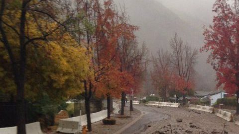 El barro en Duarte afectó a 18 casas y dos personas tuvieron que ser rescatadas de sus autos.