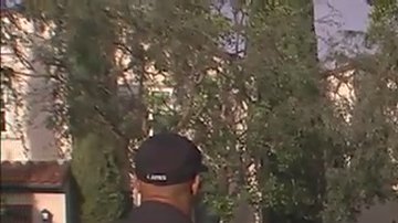 La policía respondió a un aviso por robo en un domicilio y se encontraron la casa inundada de un polvo que causó mareos a dos agentes.