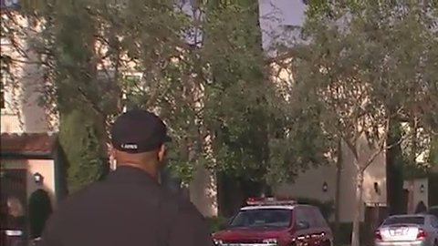 La policía respondió a un aviso por robo en un domicilio y se encontraron la casa inundada de un polvo que causó mareos a dos agentes.