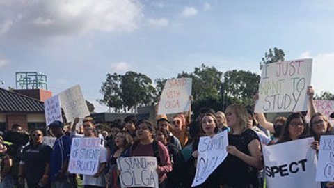 El vídeo dividió a los estudiantes del Orange Coast College entre quienes defendían la libertad de expresión de la docente y quienes creían que sus declaraciones estaban fuera de lugar.