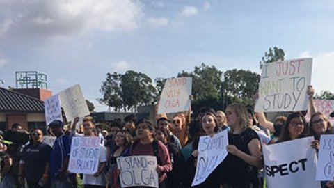 El vídeo dividió a los estudiantes del Orange Coast College entre quienes defendían la libertad de expresión de la docente y quienes creían que sus declaraciones estaban fuera de lugar.