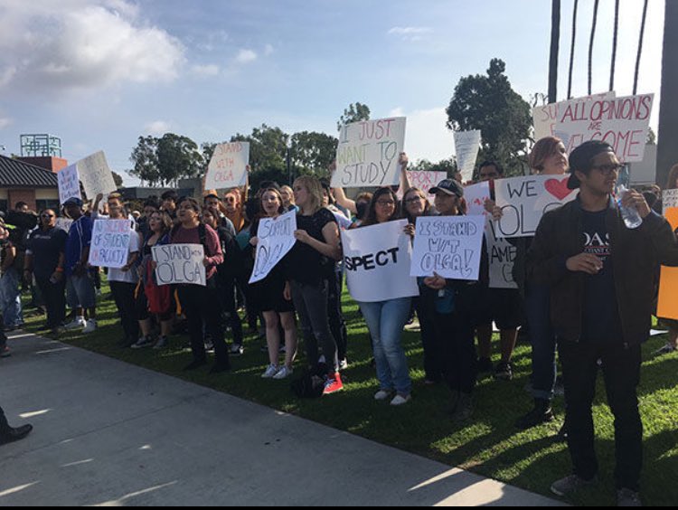El vídeo dividió a los estudiantes del Orange Coast College entre quienes defendían la libertad de expresión de la docente y quienes creían que sus declaraciones estaban fuera de lugar.