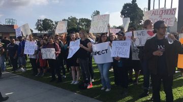 El vídeo dividió a los estudiantes del Orange Coast College entre quienes defendían la libertad de expresión de la docente y quienes creían que sus declaraciones estaban fuera de lugar.