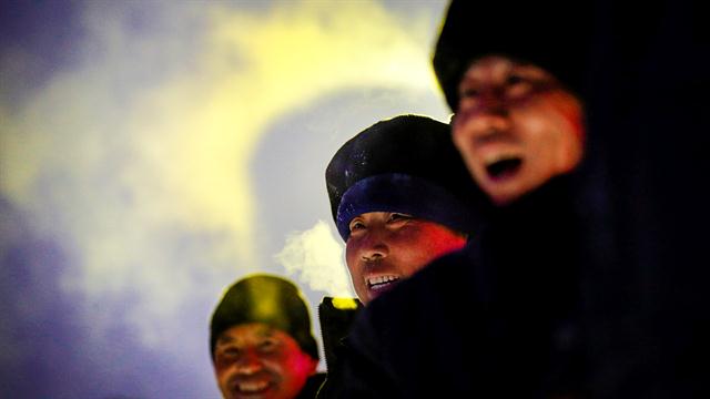 Artistas y trabajadores preparan las esculturas de hielo y nieve para el Festival Internacional de Escultura en Hielo y Nieve de Harbin. Foto: Reuters / Aly Song