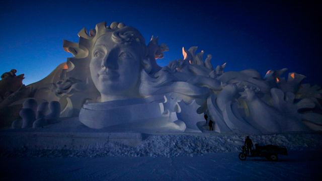 Artistas y trabajadores preparan las esculturas de hielo y nieve para el Festival Internacional de Escultura en Hielo y Nieve de Harbin. Foto: Reuters / Aly Song