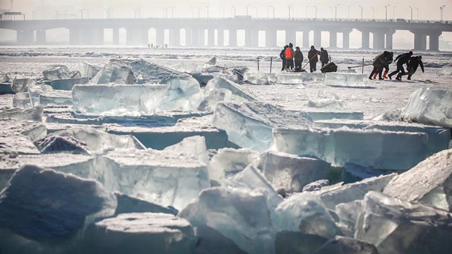 Trabajadores sacan un cubo de hielo gigante del congelado río Songhua, de este rio extraen hielo para hacer esculturas para el festival. Foto: Reuters / Aly Song