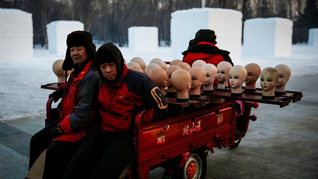 Trabajadores transportan cabezas de maniquies en el Festival Internacional de Escultura en Hielo y Nieve de Harbin. Foto: Reuters / Aly Song