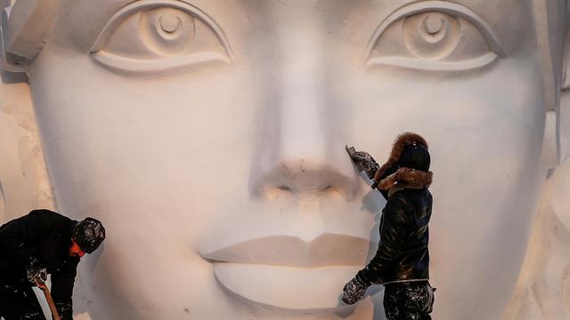 Artistas y trabajadores preparan las esculturas de hielo y nieve para el Festival Internacional de Escultura en Hielo y Nieve de Harbin. 