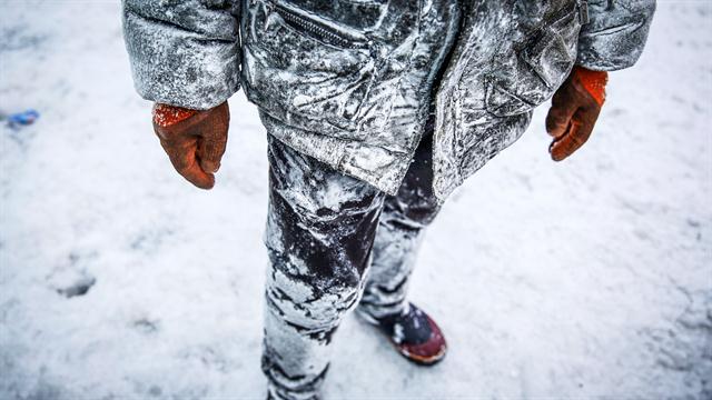 Un trabajador posa con su ropa congelada. Foto: Reuters / Aly Song