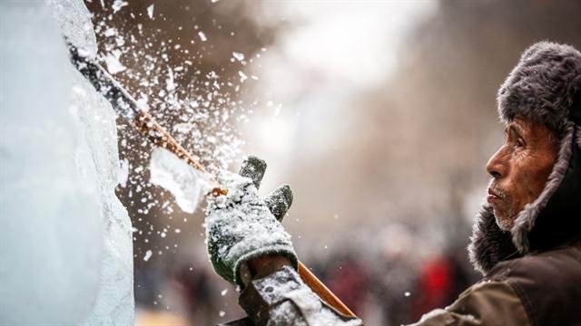 Un artista pule una escultura de hielo. Foto: Reuters / Aly Song