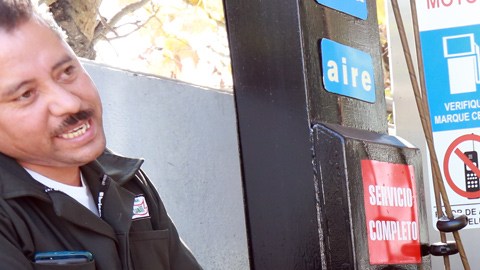 Crece inconformidad por el alza al precio de gasolina.