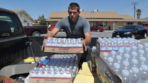 Las autoridades distribuyen agua potable gratuitamente.