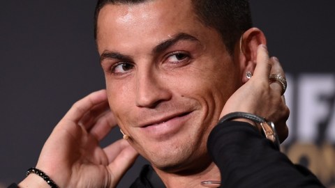 Cristiano Ronaldo es el ganador del Balón de Oro de la revista France Football.