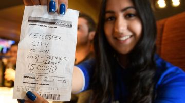 Una aficionada del Leicester muestra su apuesta de 2 euros, la cual se transformó en una ganancia de 10 mil euros.