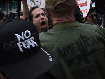 Las protestas y los insultos antiinmigrantes marcaron muchos de los mítines de Donald Trump.