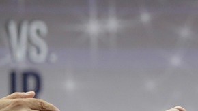 Saúl Canelo Álvarez sería un rival más viable para McGregor que Mayweather, según De la Hoya.