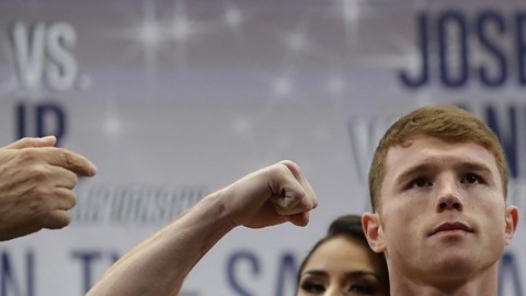 Saúl Canelo Álvarez sería un rival más viable para McGregor que Mayweather, según De la Hoya.