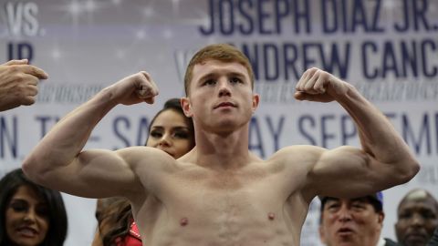 Saúl Canelo Álvarez sería un rival más viable para McGregor que Mayweather, según De la Hoya.