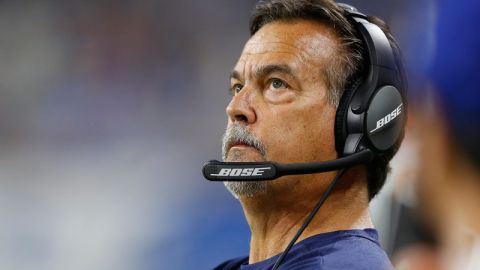 Jeff Fisher, entrenador en jefe de los Rams, recibió una extensión de contrato por otras dos temporadas, pero el equipo nunca lo informó, posiblemente para evitar una irremediable ola de críticas.