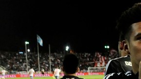 El festejo del 'millonario' Sebastián Driuissi ante Gimnasia y Esgrima.