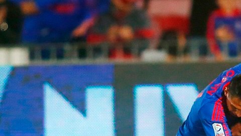 Integrantes de la Universidad de Chile consuelan a su compañero Jonathan Zúñiga.