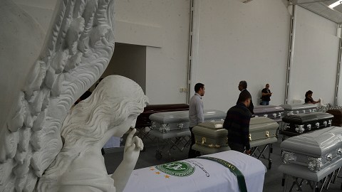 En el accidente murieron 72 personas, de las 77 que iban a bordo del avión. Y sobrevivieron cinco.