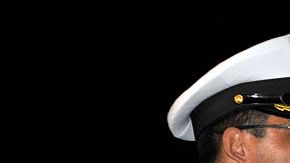 Joe Biden es recibido por la canciller colombiana María Angela Holguín, el embajador de Estados Unidos en Colombia, Kevin Whitaker, y el capitán de la Marina Carlos Escobar,  en Cartagena, Colombia.