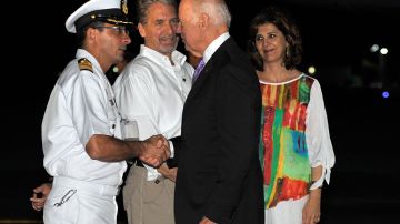 Joe Biden es recibido por la canciller colombiana María Angela Holguín, el embajador de Estados Unidos en Colombia, Kevin Whitaker, y el capitán de la Marina Carlos Escobar,  en Cartagena, Colombia.