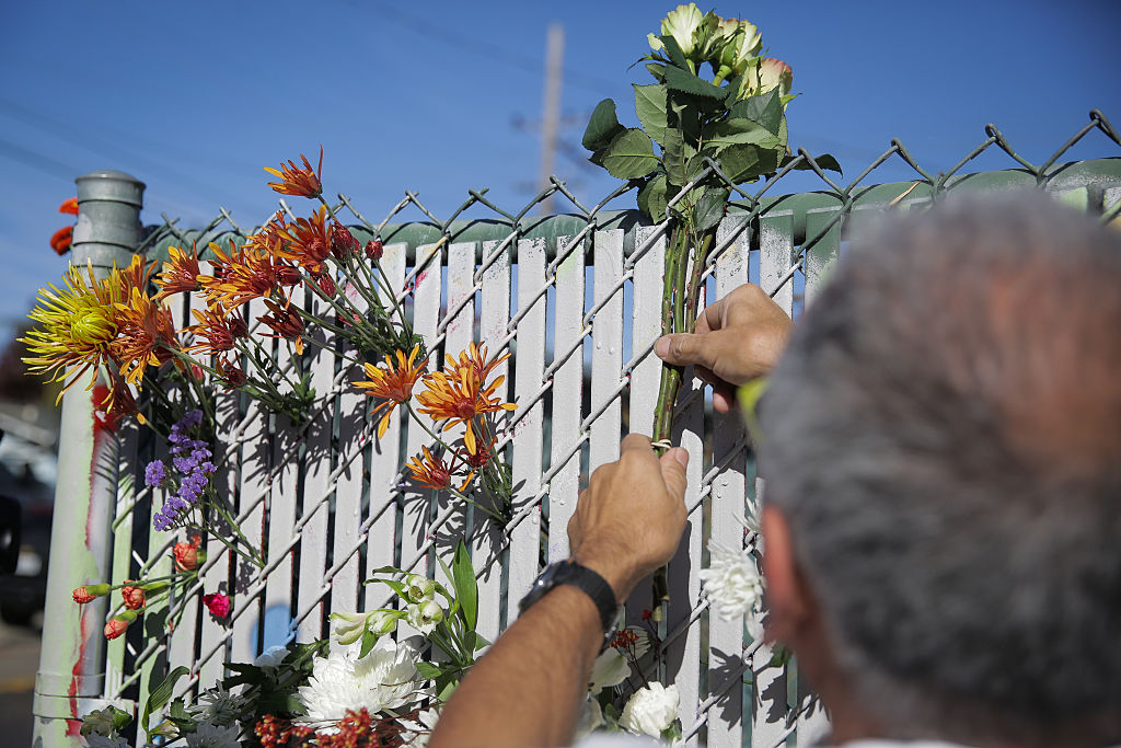  Residentes dejan flores en el área. Elijah Nouvelage/Getty Images