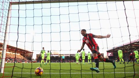 Callum Wilson del Bournemouth celebra el gol de su compañero Steve Cook.