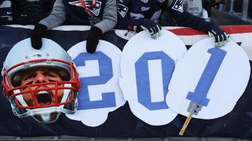 Este letrero en las gradas del estadio de los Patriots cuenta la historia: Tom Brady ganó su juego 201 en la NFL para imponer un nuevo récord.
